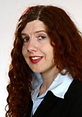 Frau mit langen lockigen dunklen Haaren als Portrait