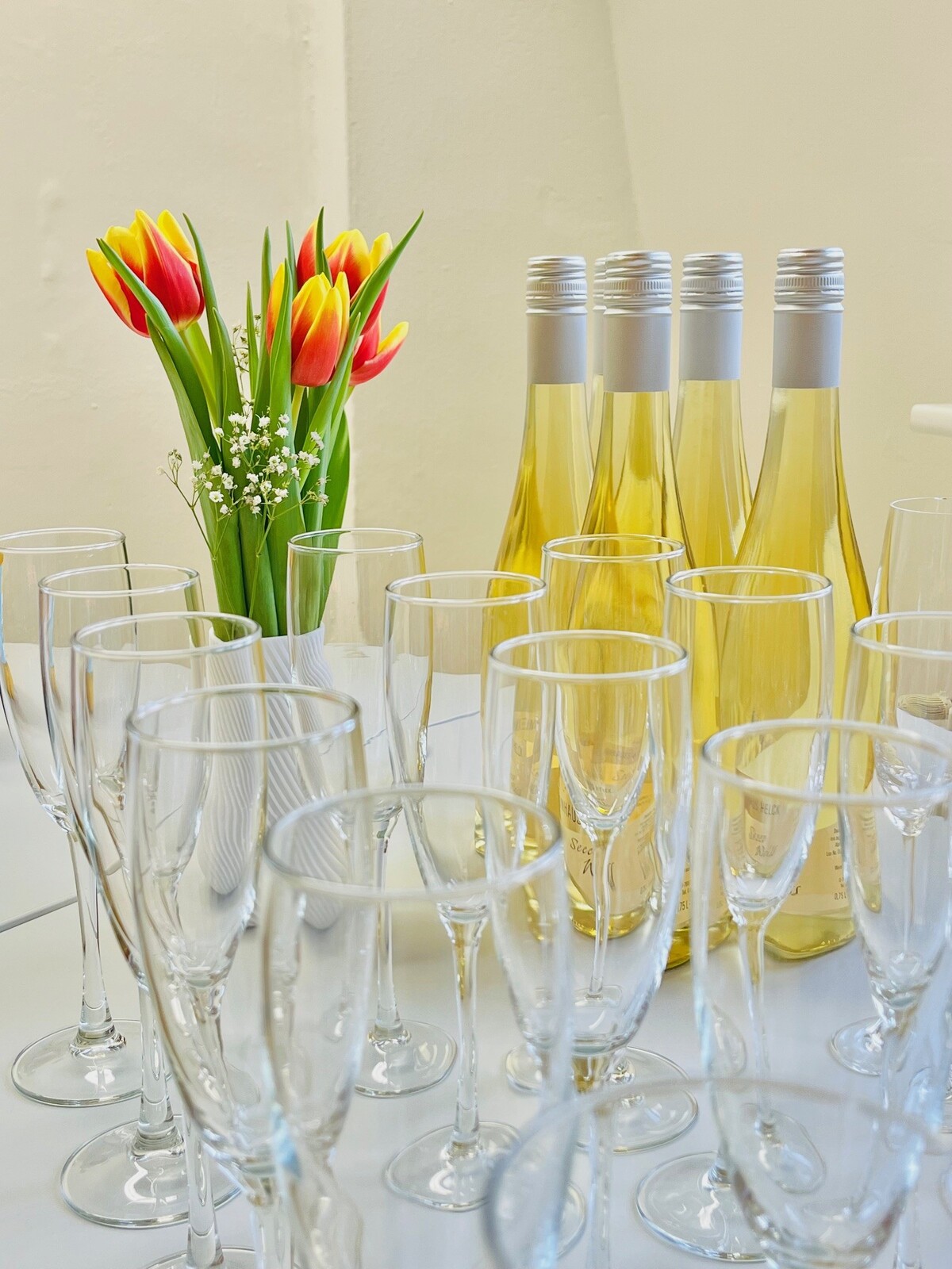 Sektgläser und Tulpen