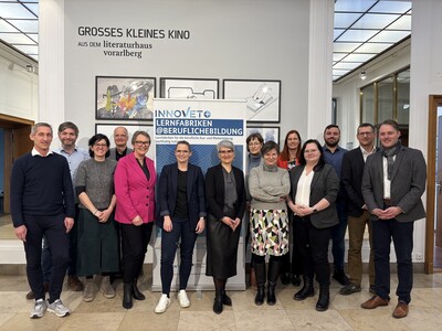 Gruppenfoto von 14 Personen vor "Innovet Lernfabriken Berufliche Bildung" im Grosses Kleines Kino.