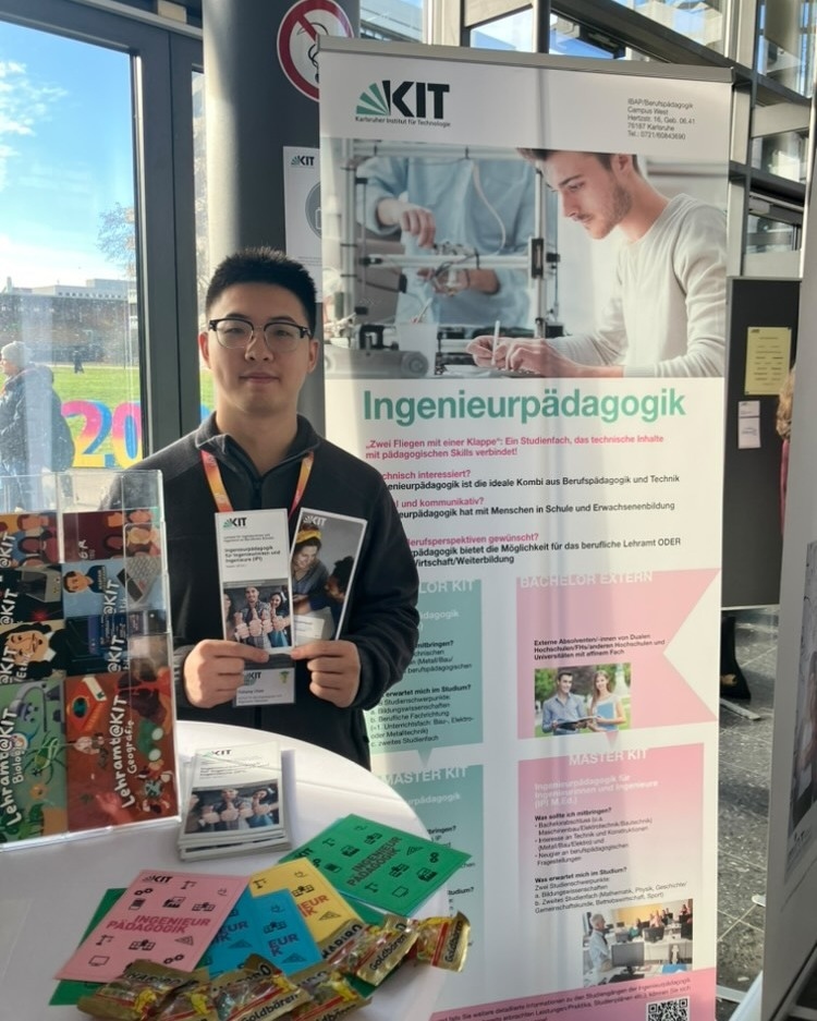 Student am Stand der Ingenieurpädagogik