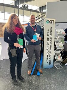 Dozierende am Stand der Fachschaft für Geistes- und Sozialwissenschaften