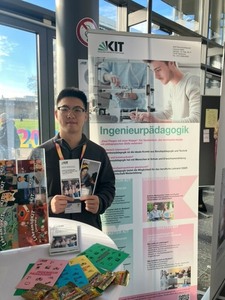 Student am Stand der Ingenieurpädagogik