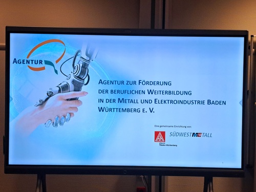 Bildschirm mit Text zur Agentur für berufliche Weiterbildung in der Metall- und Elektroindustrie Baden-Württemberg.